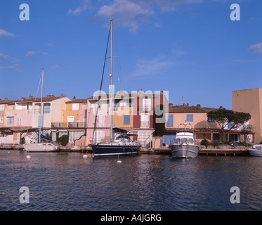 Hafen und Kai Ansicht, Port Grimaud, Var, Provence-Alpes-Côte d ' Azur, Frankreich Stockfoto