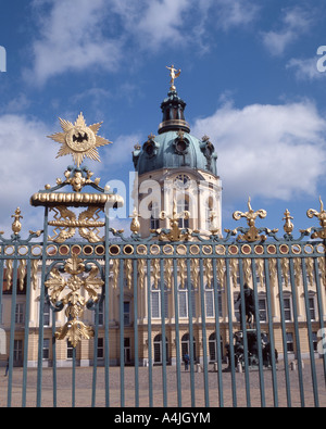 Fassade und Tor des Schlosses Charlottenburg aus dem 17. Jahrhundert, Charlottenburg, Berlin, Bundesrepublik Deutschland Stockfoto