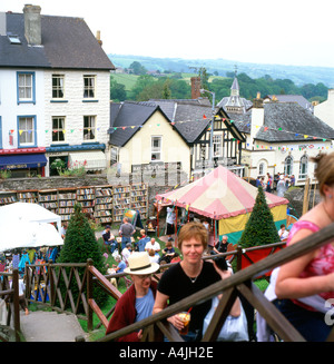 Marktstände auf dem Schlossgelände während des Festivals Hay Hay-on-Wye Wales UK Stockfoto