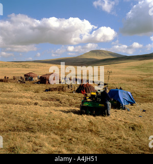 Das Disney King Arthur Filmset, Crew, Schauspieler in der Usk Valley Landschaft in der Nähe von Llanddeusant Brecon Beacons National Park Wales UK 2004 KATHY DEWITT Stockfoto