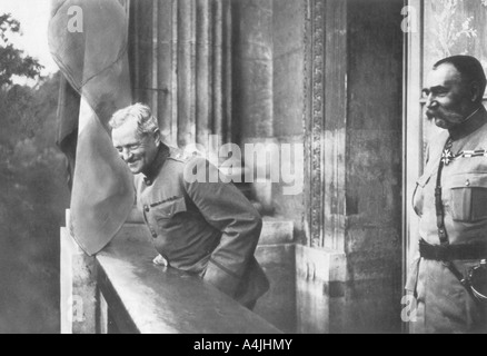 Allgemeine Pershing auf dem Balkon des Hotel Crillon, Paris, Erster Weltkrieg, 1917. Artist: Unbekannt Stockfoto