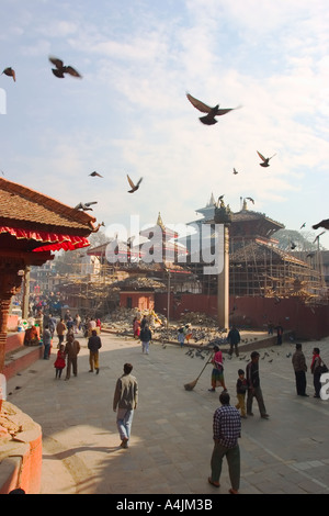 Kathmandu Durbar Square 2005 angesehen von den Stufen des Krishna-Tempel Stockfoto