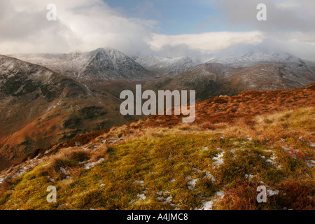 Schneebedeckte Berge von CatstyeCam Helvelln und heben Sie aus Sheffield Hecht Seenplatte Cumbria England betrachtet Stockfoto