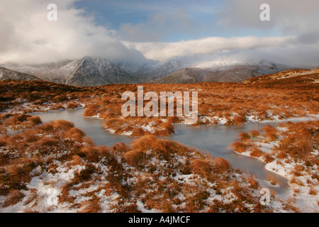 Schneebedeckte Berge von Catstycam (Catstye Cam) von Sheffield Hecht Seenplatte Cumbria England betrachtet Stockfoto