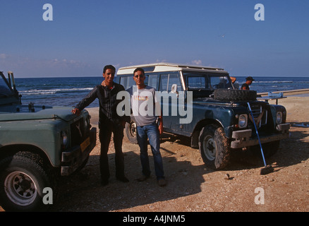 junge Libyer mit Land Rover auf dem Strand von Benghazi Libyen Stockfoto