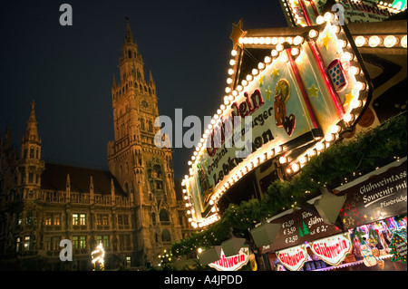 Glühwein-Stand auf dem Münchner Weihnachtsmarkt mit dem Rathaus hinter. Stockfoto