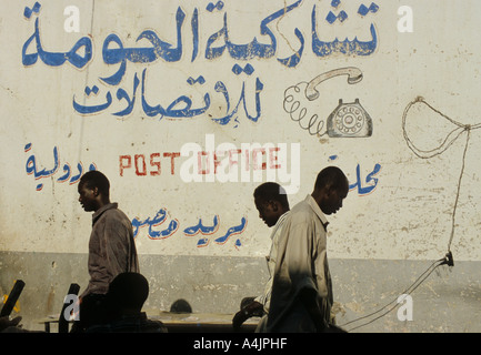 Männer und Post unterzeichnen mit arabischer Schrift in Tripolis Libyen Stockfoto