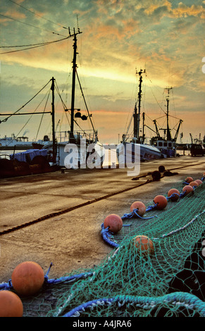 Angelboote gefesselt - Sonnenuntergang. Die Grimsby Docks. North Wall UK Stockfoto