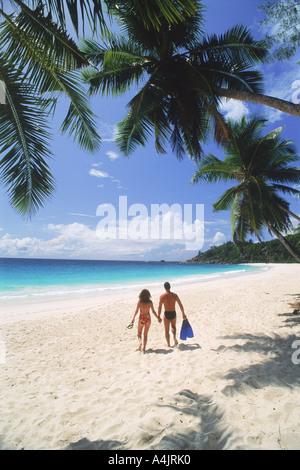 Paar mit Schwimmen flossen quer Intendance weißen Sandstrand auf der Insel Mahe auf den Seychellen Stockfoto