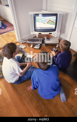 Drei Jungs auf Boden mit heimischen Fernseher, Videospiele spielen Stockfoto