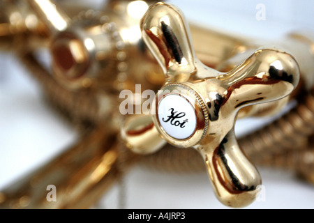 Goldene viktorianischen Stil Warmwasserhahn im Bad. Stockfoto