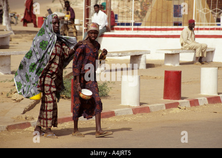 Mädchen führen blinde Frau, Niger. Stockfoto