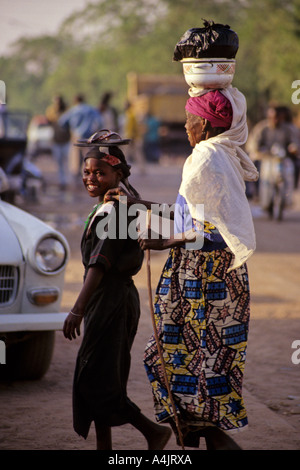 Mädchen führen blinde Frau, Niger. Stockfoto