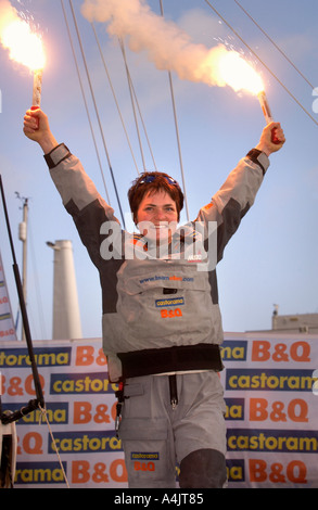 REKORD-RUNDE WELT SEGLERIN ELLEN MACARTHUR BEI DER ANKUNFT IN FALMOUTH GROßBRITANNIEN 8. FEBRUAR 2005 Stockfoto