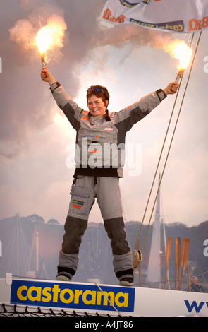 REKORD-RUNDE WELT SEGLERIN ELLEN MACARTHUR BEI DER ANKUNFT IN FALMOUTH GROßBRITANNIEN 8. FEBRUAR 2005 Stockfoto