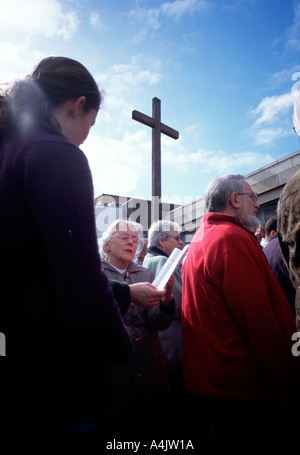 christliches Zeugnis März Karfreitag nr Kingston nach Themse Surrey England Englisch Großbritannien britische Vereinigtes Königreich Großbritannien Europa EU-e Stockfoto