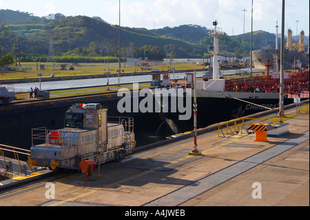 Der Panamakanal Maultiere sind kleine elektrische Lokomotiven, die helfen, Zentrierung der Schiffe in der Mitte der Schlösser. Stockfoto