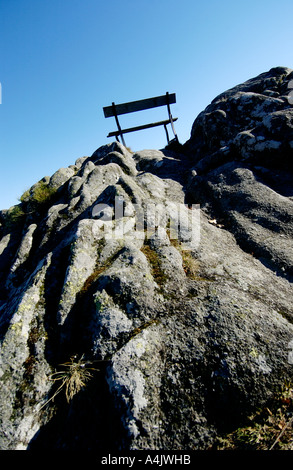 Bank in der Spitze der Felsen isoliert. Stockfoto