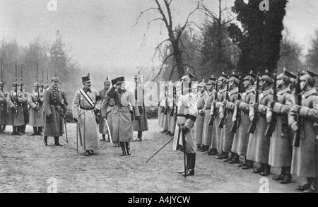 Kaiser Karl I. von Österreich, Kaiser Wilhelm II. im Hauptquartier, der Erste Weltkrieg, 1917. Artist: Unbekannt Stockfoto