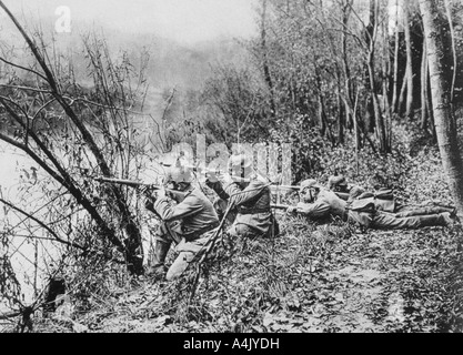 Deutsche Soldaten am Rande des Flusses Aisne, Frankreich, 1915. Artist: Unbekannt Stockfoto