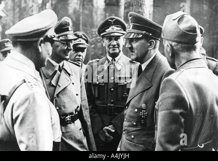 Adolf Hitler mit Benito Mussoloni und Senior Nazis, 1944. Artist: Unbekannt Stockfoto