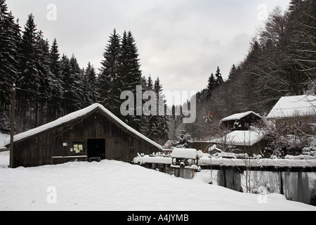 Verschneiten Kleinstadt in den deutschen Alpen Stockfoto