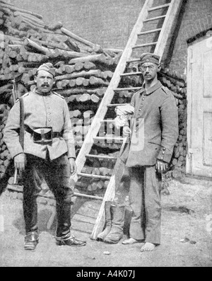Deutschen Kriegsgefangenen und ein Wachmann, der Erste Weltkrieg, 1915. Artist: Unbekannt Stockfoto