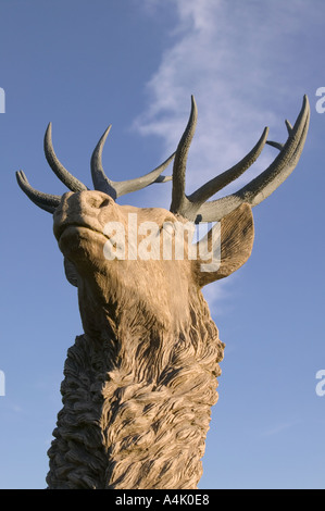 Rotwild-Skulptur im Garten des alten Trossachs Hotels Stockfoto