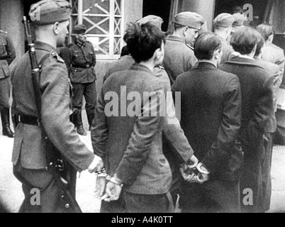 Mitglieder der französischen Widerstand, die für die Ausführung nach einem Prozess, Paris, 14. April 1942 Künstler: Unbekannt Stockfoto