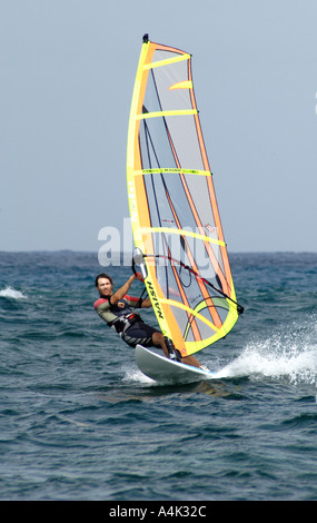 Windsurfen vor der Ostküste Lanzarotes Stockfoto