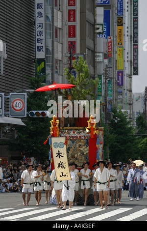 Eine alte Matsuri Festival Schwimmer steht im Gegensatz zu den modernen Gebäuden des Kyoto-Protokolls während der Gion-Parade-Japan-Asien Stockfoto