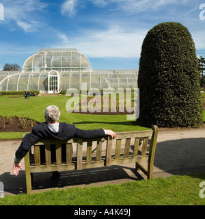 Ruhestand-Freizeit in Kew Gardens abgewandten Kamera und kein speziell erkennbare Merkmale zeigen Stockfoto