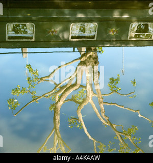 Kleines Venedig Fluss Boot surreal Reflexionen über den Kanal mit ausladenden Ästen Stockfoto