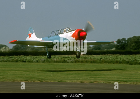 Yak 52 G-TYAK dem Start vom Flugplatz Breighton, West Yorkshire, England Stockfoto