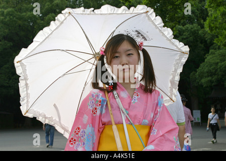 Japanische Mädchen, gekleidet in modernen Sommer Kimono in yo Yogi Park Harajuku Tokyo Japan Asien stellt Stockfoto