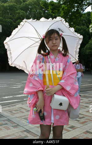 Japanische Mädchen, gekleidet in modernen Hybrid angepasst Sommer Kimono in yo Yogi Park Harajuku Tokyo Japan Asien stellt Stockfoto