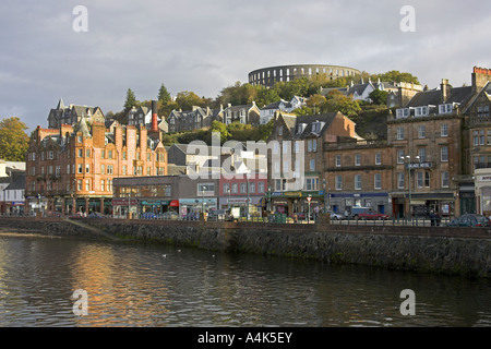 Oban-Stadt vom Hafen zeigt McCaig es Tower, Argyll & Bute, Scotland Stockfoto