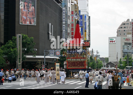 Eine alte Schwimmer aus dem Gion Matsuri Festival steht im Gegensatz zu krass moderne Japan während in Kyoto Japan Asien Stockfoto