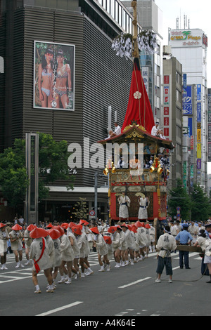 Eine alte Schwimmer aus dem Gion Matsuri Festival steht im Gegensatz zu krass moderne Japan während in Kyoto Japan Asien Stockfoto