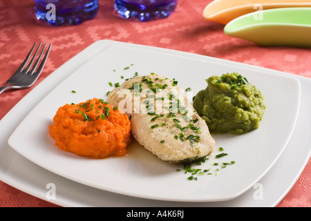 Seehecht Filet mit Karotten und Brokkoli Ketchup in eine elegante Teller Stockfoto
