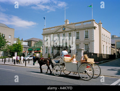 Eine touristische Pferdekutsche übergibt das Haus von Lord Bürgermeister von Dublin im Mansion House auf Dawson Street Stockfoto