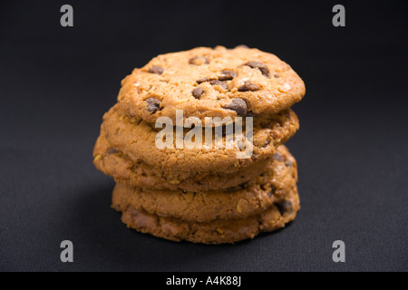 Ein Stapel von Haselnuss und Schokolade chips Cookies auf einem dunklen Hintergrund Stockfoto