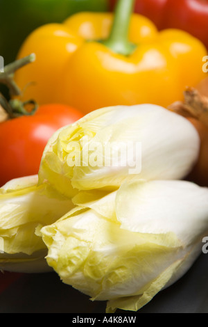 Detailansicht des frischen Endivien vor anderen Gemüsesorten (flachen DOF) Stockfoto