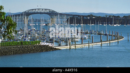 Bayswater Marina und die Auckland Harbour Bridge von der North Shore-Auckland-Neuseeland Stockfoto