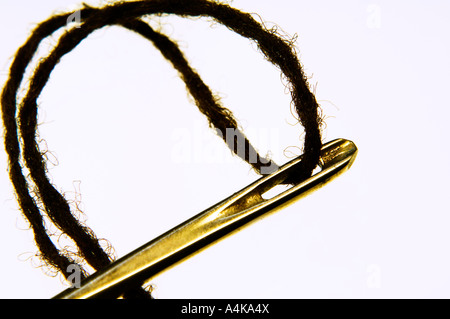 Nahaufnahme von "Auge der Nadel" mit Gewinde Stockfoto