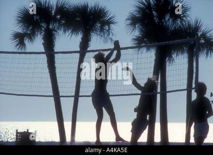 Gruppe junger Männer spielen Volleyball am Strand in Florida Stockfoto