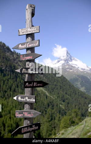 Wegweiser zeigen Entfernung zum bekannten Berge überall auf der Welt vor dem Matterhorn Zermatt Stockfoto