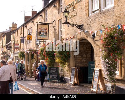Gloucestershire Cotswolds Moreton in Marsh High Street am Markttag Stockfoto