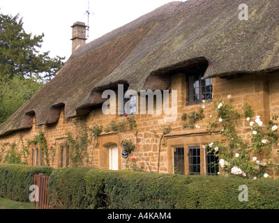 Gloucestershire Snowshill Cotswold Stein gebaut reetgedeckten Landhaus Stockfoto