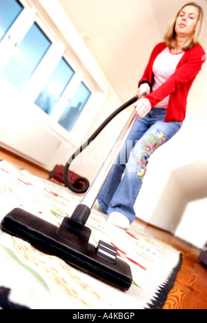 Frau, Reinigung mit Staubsauger zu Hause Stockfoto